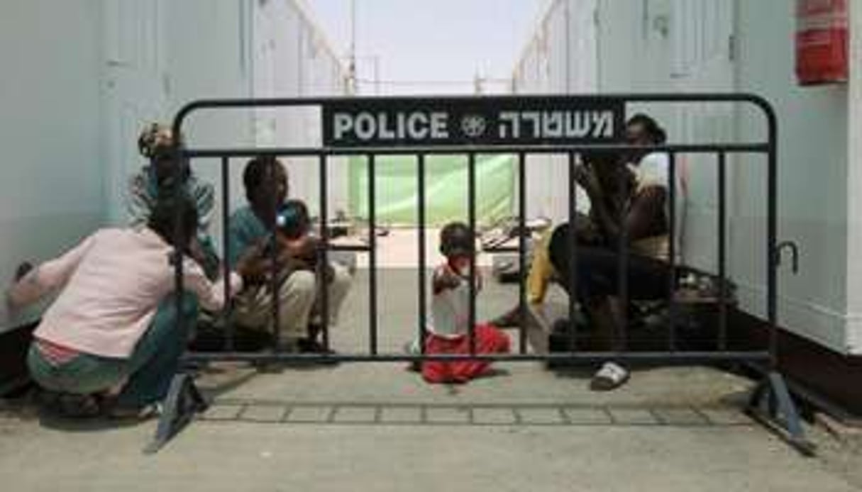 Des réfugiés illégaux dans un bâtiment réservé aux immigrants africains sans papiers. © AFP