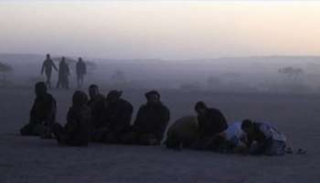 Des Sahraouis prient dans le désert, le 27 février 2011. © AFP