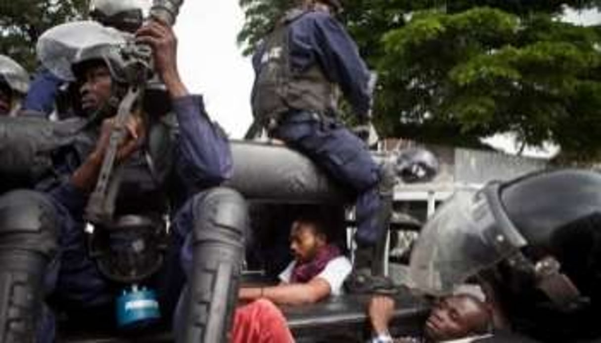 Des partisans d’Etienne Tshisekedi après leur arrestation le 23 décembre 2011 à Kinshasa. © Gwenn Dubourthoumieu/AFP