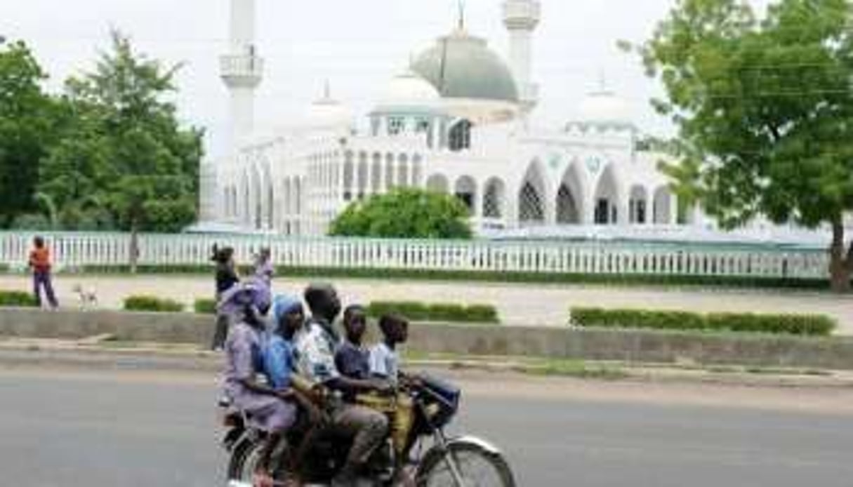 Des motocyclistes devant une mosquée à Maiduguri. © AFP