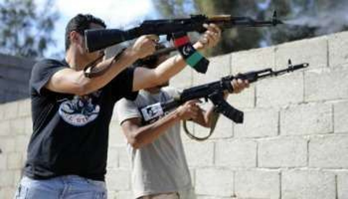 Des Libyens munis d’armes. © AFP
