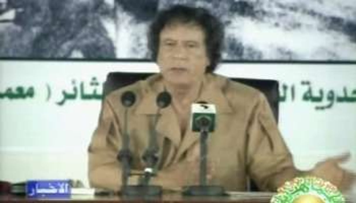 L’ancien leader libyen Mouammar Kadhafi sur la chaîne de télévision Al-Jamahiriya en octobre 2004 © AFP