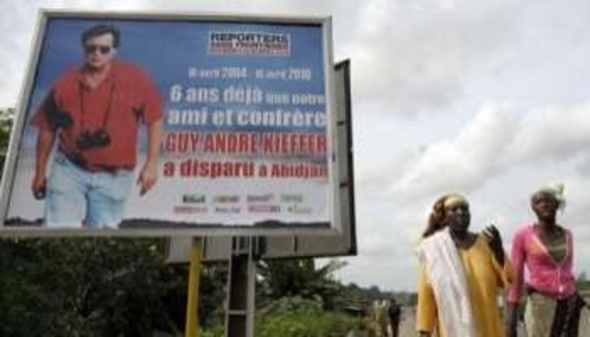 Une affiche pour les six ans de la disparition de Guy-André Kieffer, en 2010 en Côte d’Ivoire. © AFP