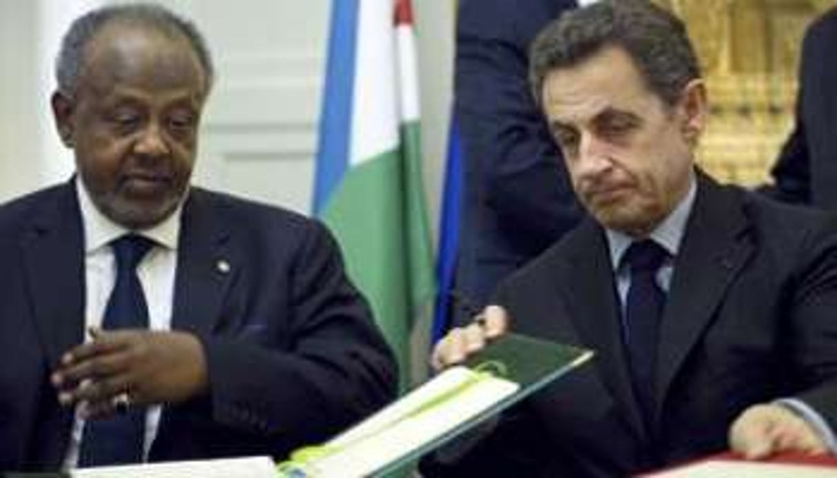 Le président de Djibouti Ismaël Omar Guelleh et Nicolas Sarkozy, le 21 décembre 2011. © Lionel Bonaventure/REUTERS