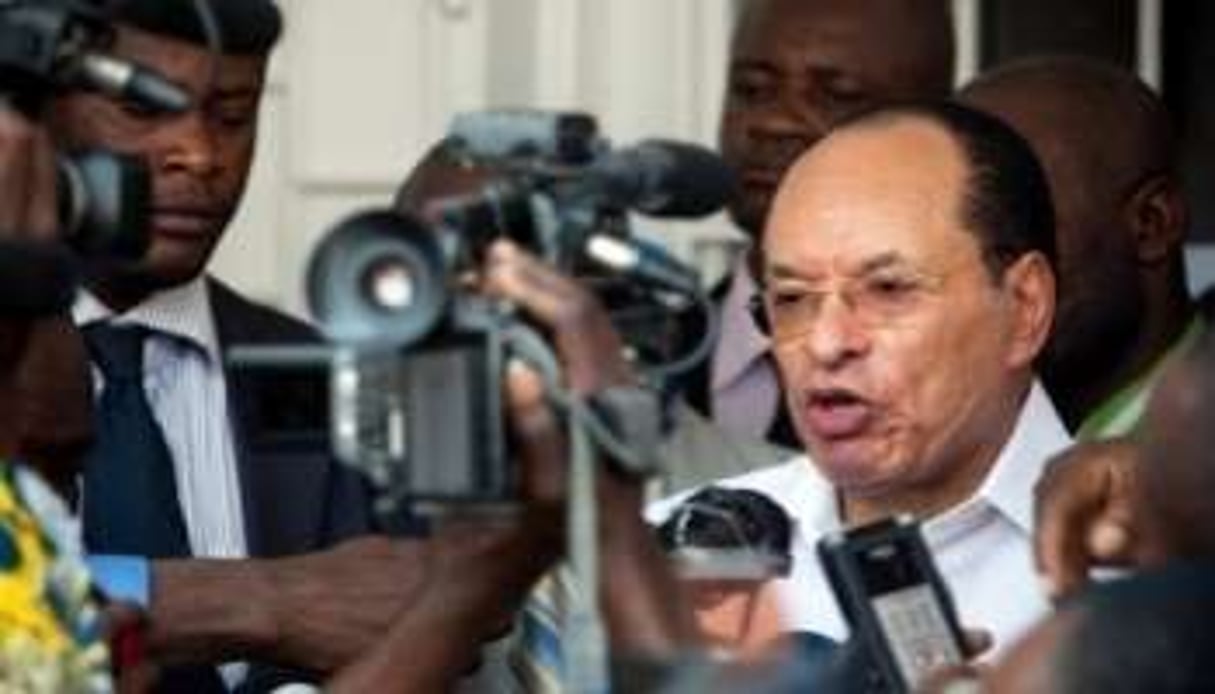 Léon Kengo avec des journalistes, le 10 septembre 2011 à Kinshasa. © AFP