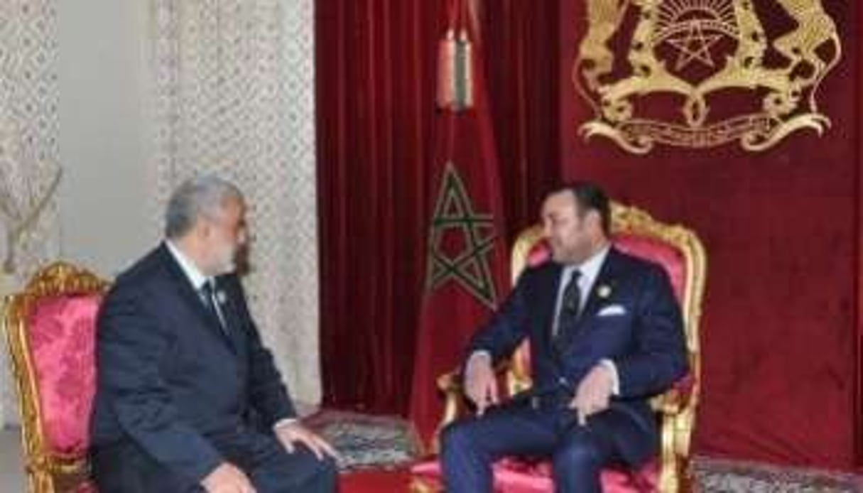 Le roi Mohammed VI (D.) et Abdelilah Benkirane, à Midelt le 29 novembre 2011. © Azzouz Boukallouch/afp.com