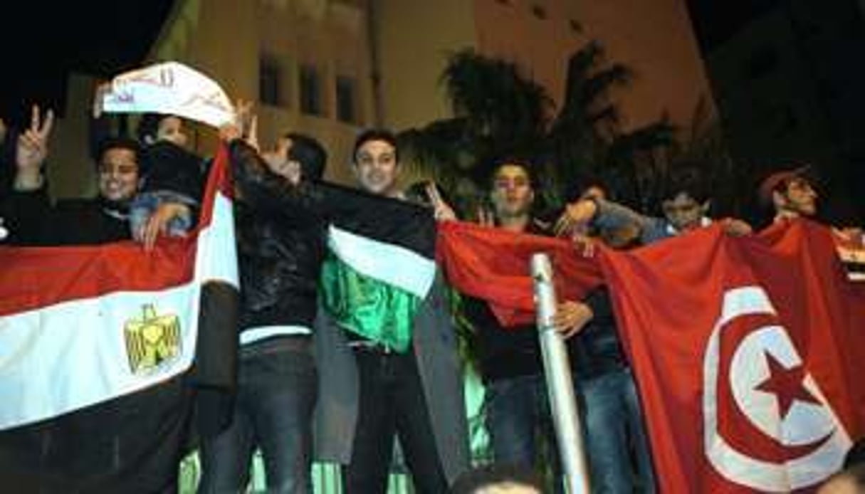 Célébration à Tunis du départ d’Hosni Moubarak, le 11 février. © AFP