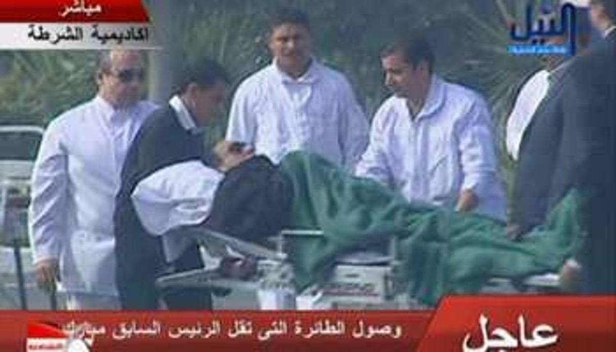 Capture d’écran de la télévision égyptienne Nile montrant Moubarak arrivant à son procès. © AFP
