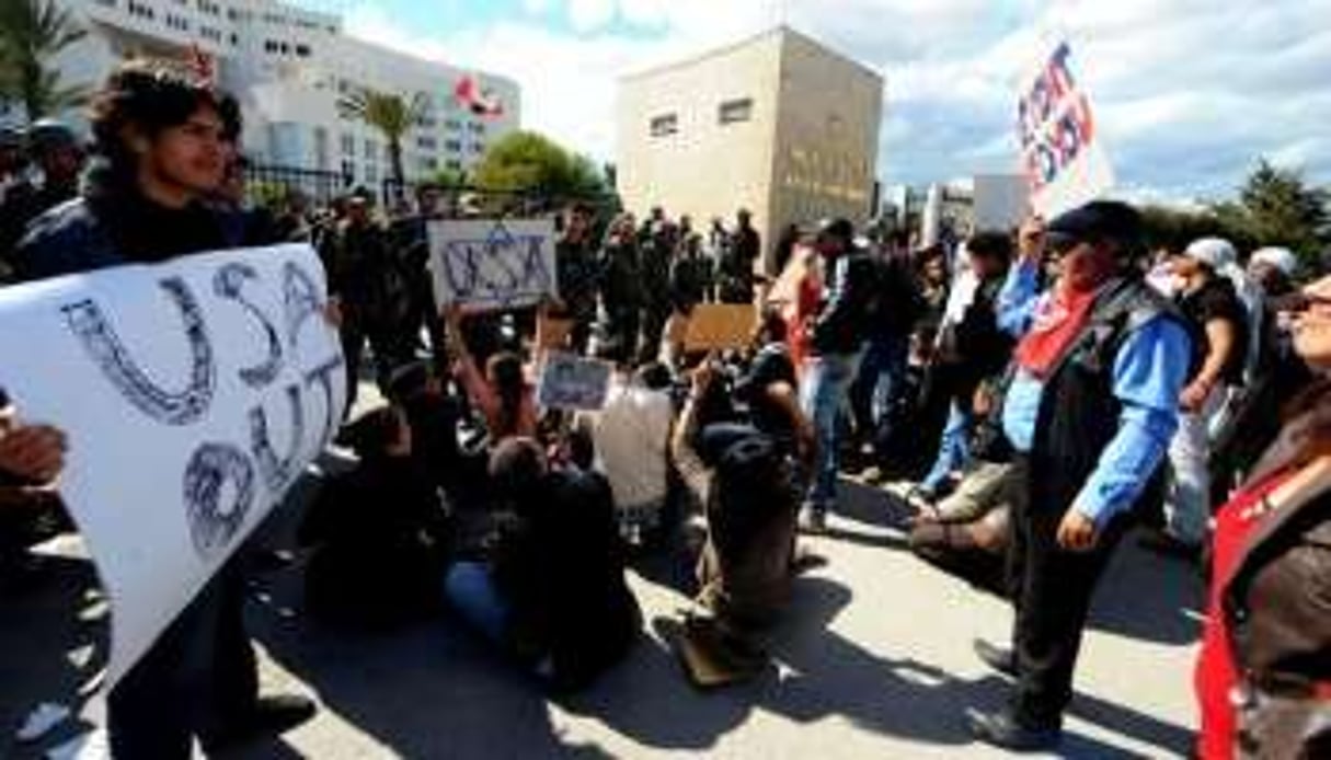 Des manifestants tunisiens font un sit-in, à Tunis le 17 mars 2011. © Fethi Belaid/AFP