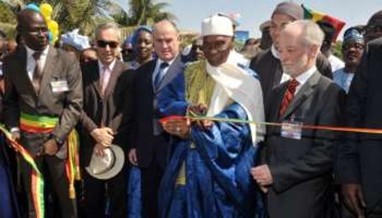 Abdoulaye Wade et Nicolas Normand (2ème g), le 19 novembre 2011 à Saint-Louis du Sénégal. © Seyllou/AFP