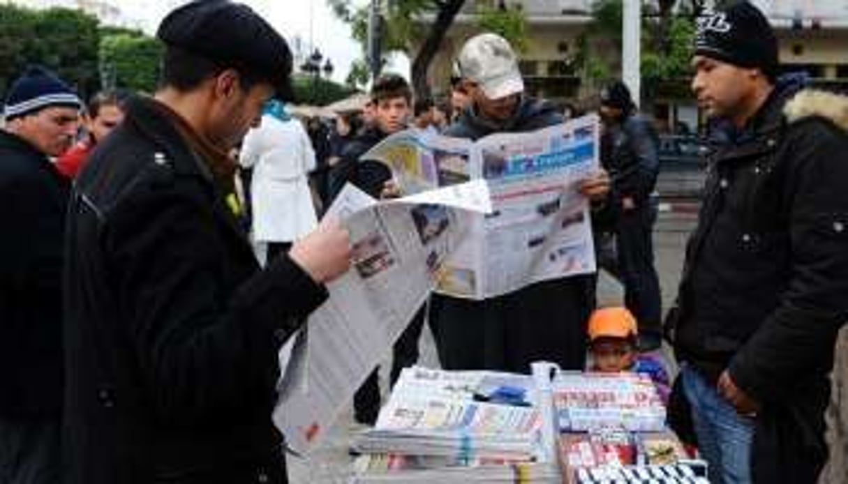 Des Tunisiens lisent des journaux le 2 février 2011 dans le centre de Tunis. © Fethi Belaid/AFP