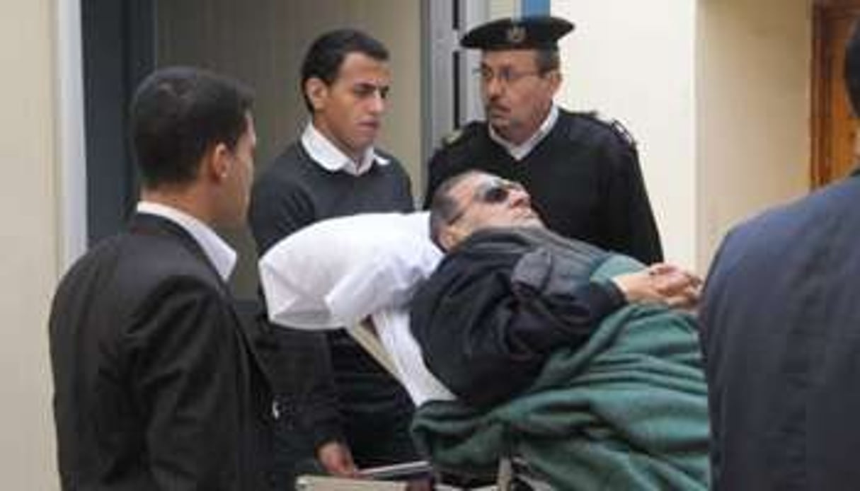 Hosni Moubarak est transporté en civière au tribunal du Caire, lors de son procès, le 2 janvier. © AFP