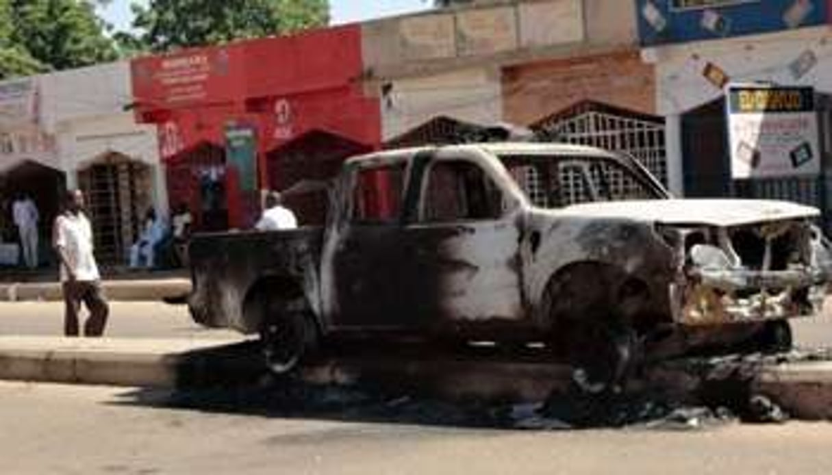 Un véhicule incencié lors de violences le 4 novembre 2011 à Damatru. © AFP