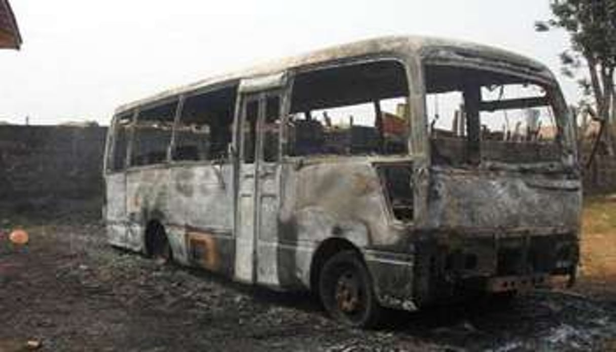 Un bus incendié, près de la mosquée centrale de Benin City, le 10 janvier 2012. © AFP