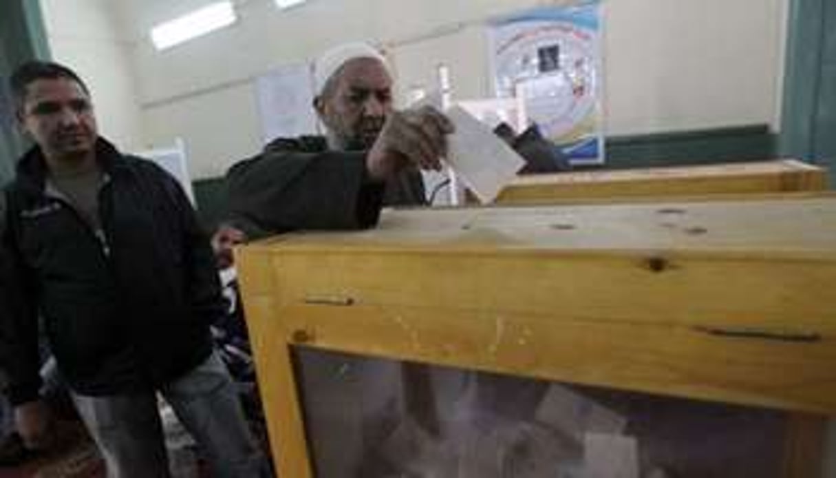 Un Égyptien vote pour les élections législatives, le 3 janvier à Minya. © AFP