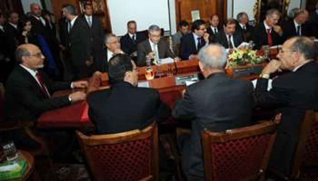 Le Premier ministre tunisien Hamadi Jebali (g) avec son gouvernement le 26 décembre 2011. © AFP