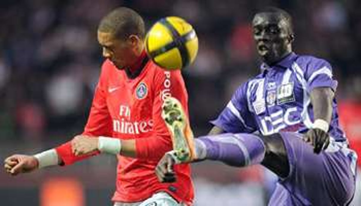 Cheikh MBengue (à d.), défenseur à Toulouse, rejoint la sélection sénégalaise. © AFP