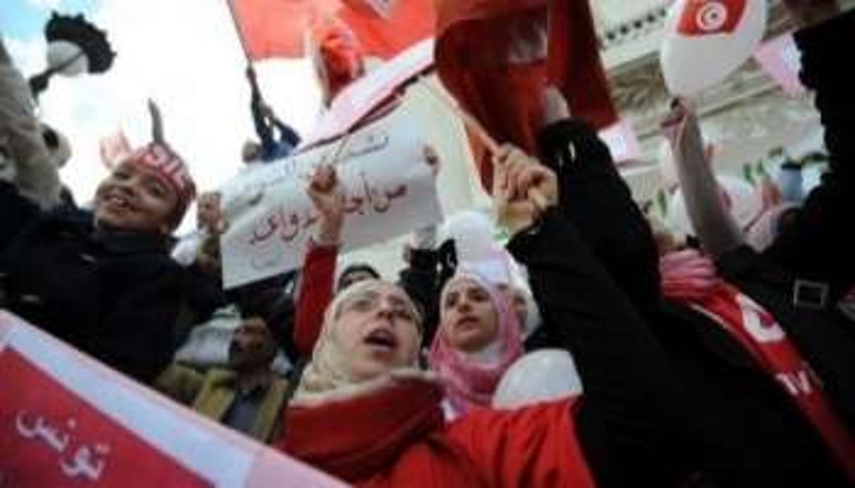 Des milliers de personnes sont rassemblées le 14 janvier 2012, avenue Bourguiba à Tunis. © AFP