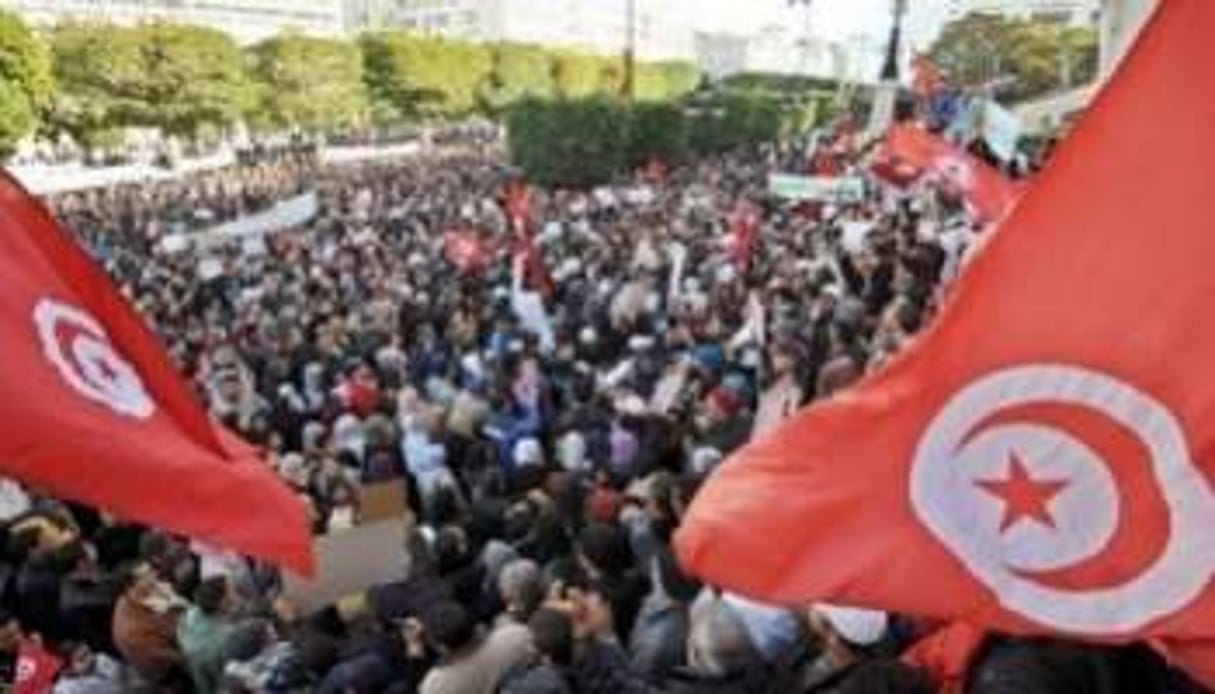 Des milliers de personnes sont rassemblées le 14 janvier 2012, avenue Bourguiba à Tunis. © AFP