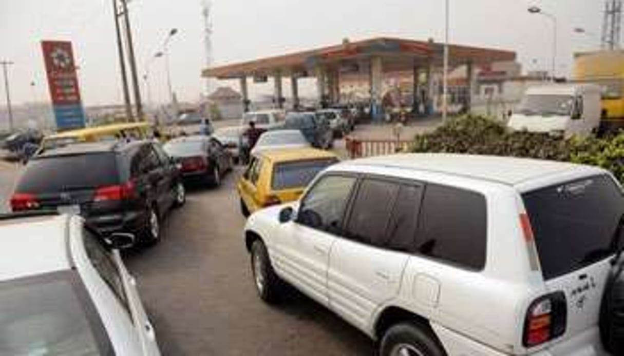 Des automobilistes font la queue devant une station essence, le 14 janvier 2012 à Lagos. © AFP
