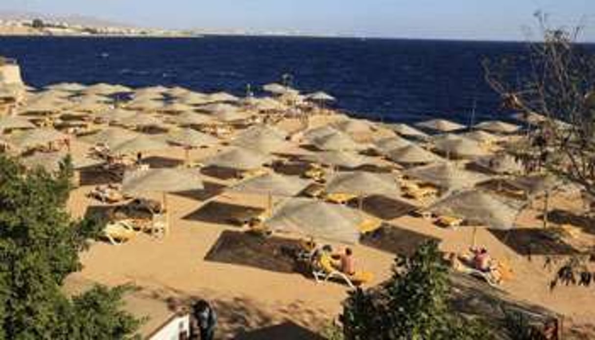 Des touristent profitent le 3 janvier 2012 des plages peu fréquentées à Sharm el-Sheikh. © AFP