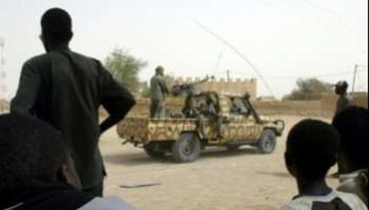 Soldats en patrouille dans le Nord-Mali, en mai 2007, après une attaque de rebelles touaregs. © AFP