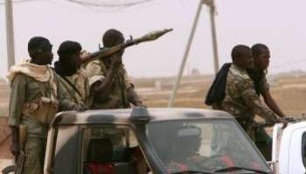 Soldats patrouillant dans le Nord-Mali, en 2006, après une attaque de rebelles touaregs. © AFP