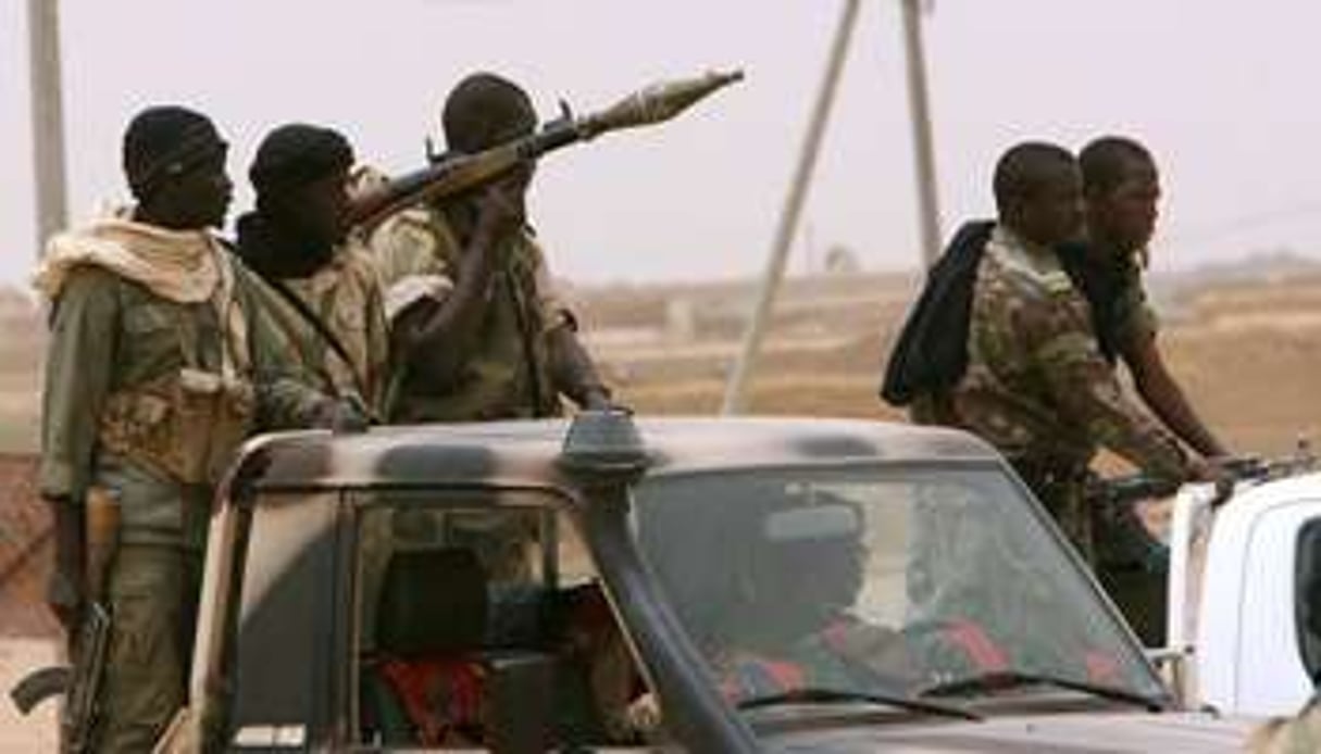 Des soldats patrouillent dans une ville du nord du Mali, en 2006, après une attaque de Touaregs. © AFP