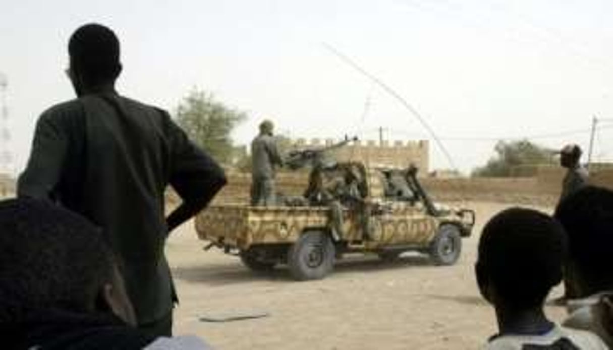 Soldats maliens patrouillant dans le nord, en mai 2007 après une attaque de rebelles touaregs. © Kambou Sia/AFP/Archives