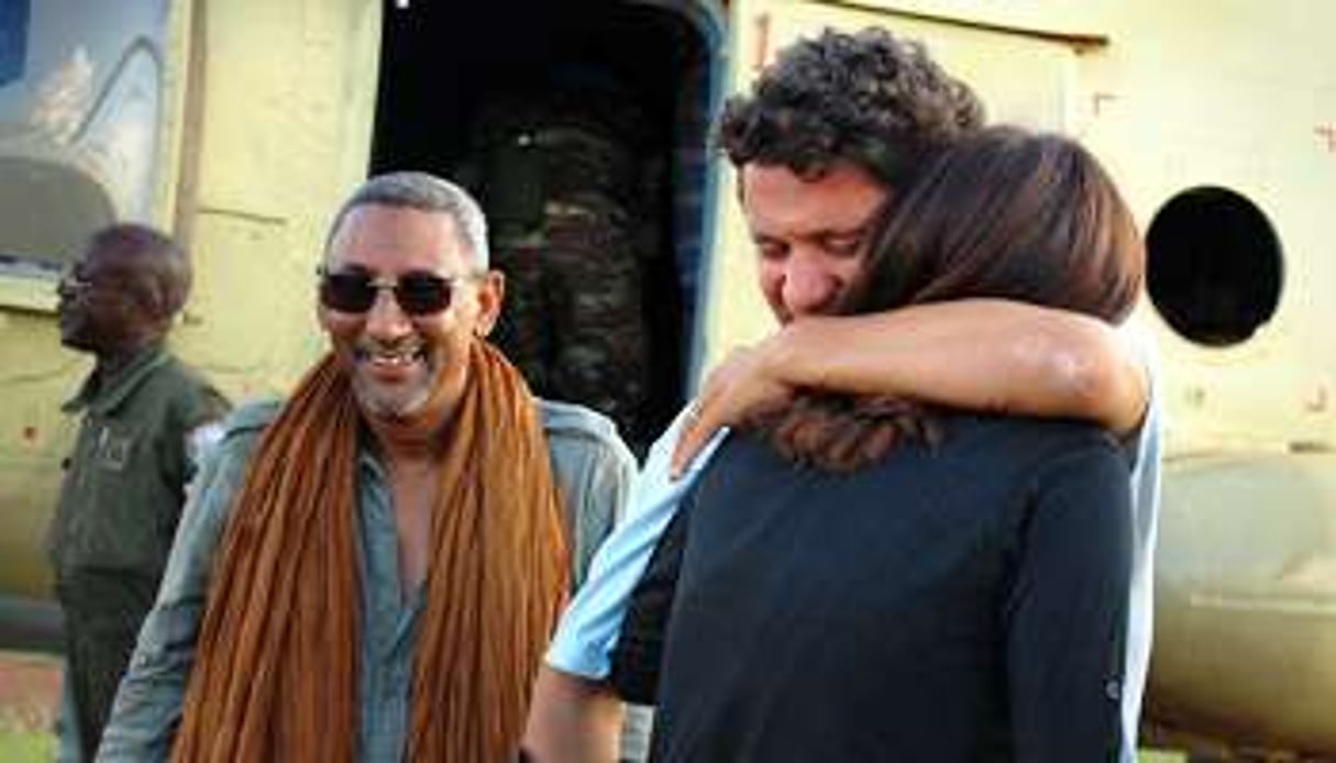 M. Chafi (à g.), aux côtés de l’un des otages qu’il a aidé à libérer, le 23 août 2010. © D.R