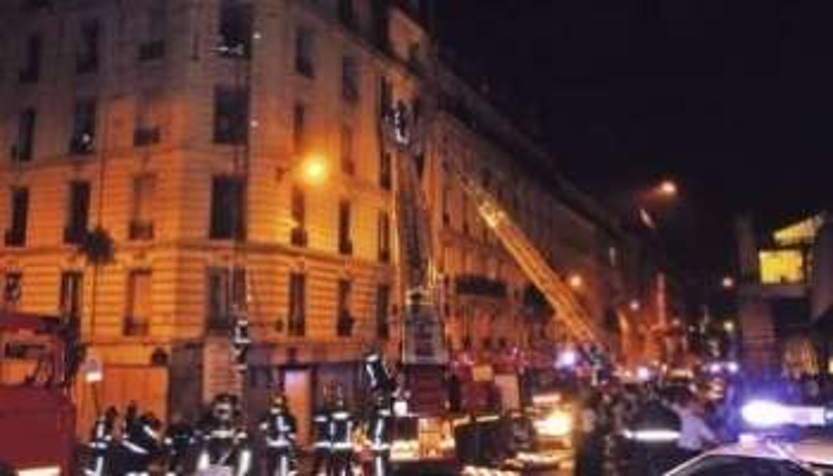 L’incendie ravage un immeuble du boulevard Vincent-Auriol, la nuit du 25 au 26 août 2005 à Paris. © Pierre Racine/AFP