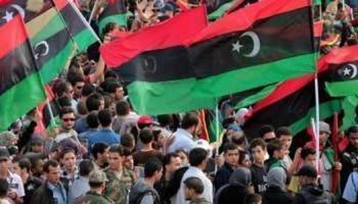 manifestation à Benghazi, avec le nouveau drapeau libyen brandit par la foule, le 23 octobre 2011. © AFP