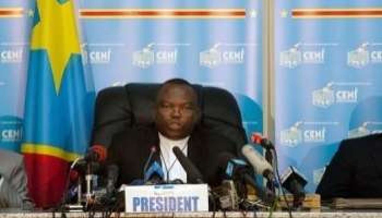 Daniel Ngoy Mulunda (c), président de la Ceni, le 9 décembre 2011 à Kinshasa. © Gwenn Dubourthoumieu/AFP