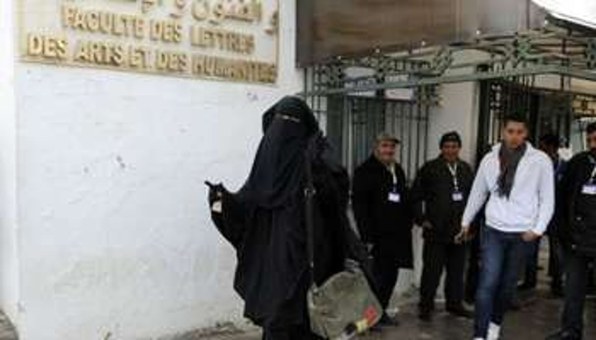 Une étudiante quitte l’université des lettres de la Manouba, le 24 janvier 2012 à Tunis. © Fethi Belaid/AFP