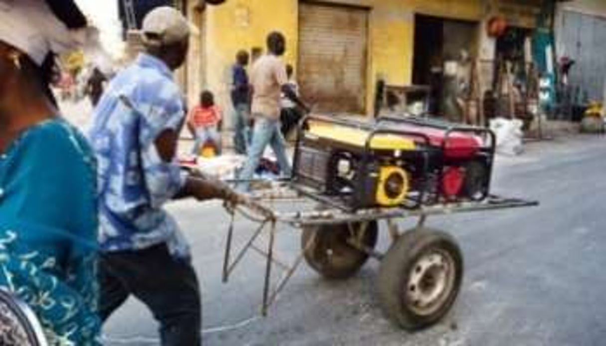 À Dakar, avec la multiplication des délestages, les ventes de groupes électrogènes ont explosé. © Y. pour J.A.