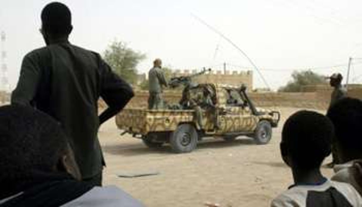 Des soldats dans une ville du nord du Mali, en mai 2007, après une attaque de rebelles touaregs. © AFP