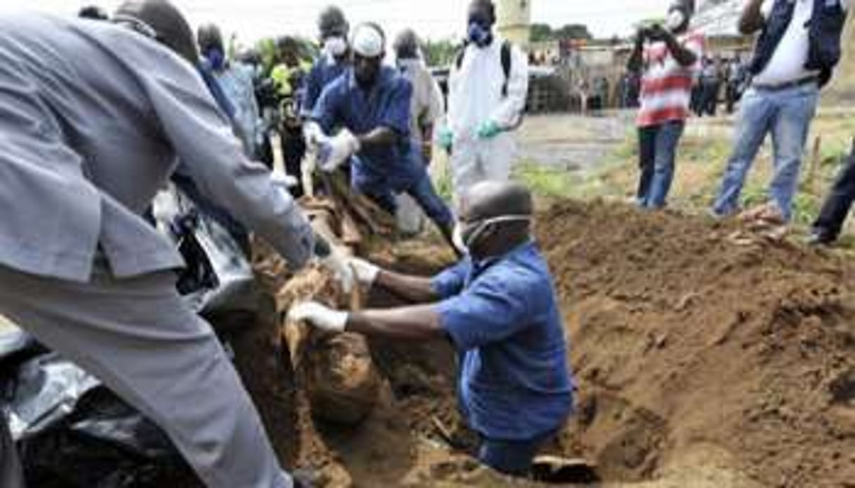 La justice ivoirienne exhume un corps dans un quartier d’Abidjan, le 25 janvier 2012. © AFP