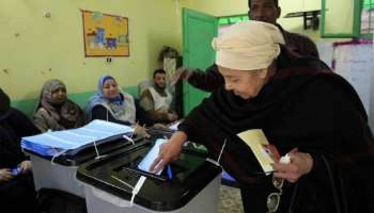 Une Egyptienne vote le 29 janvier 2012 , près du Caire. © Mahmud Hams/AFP
