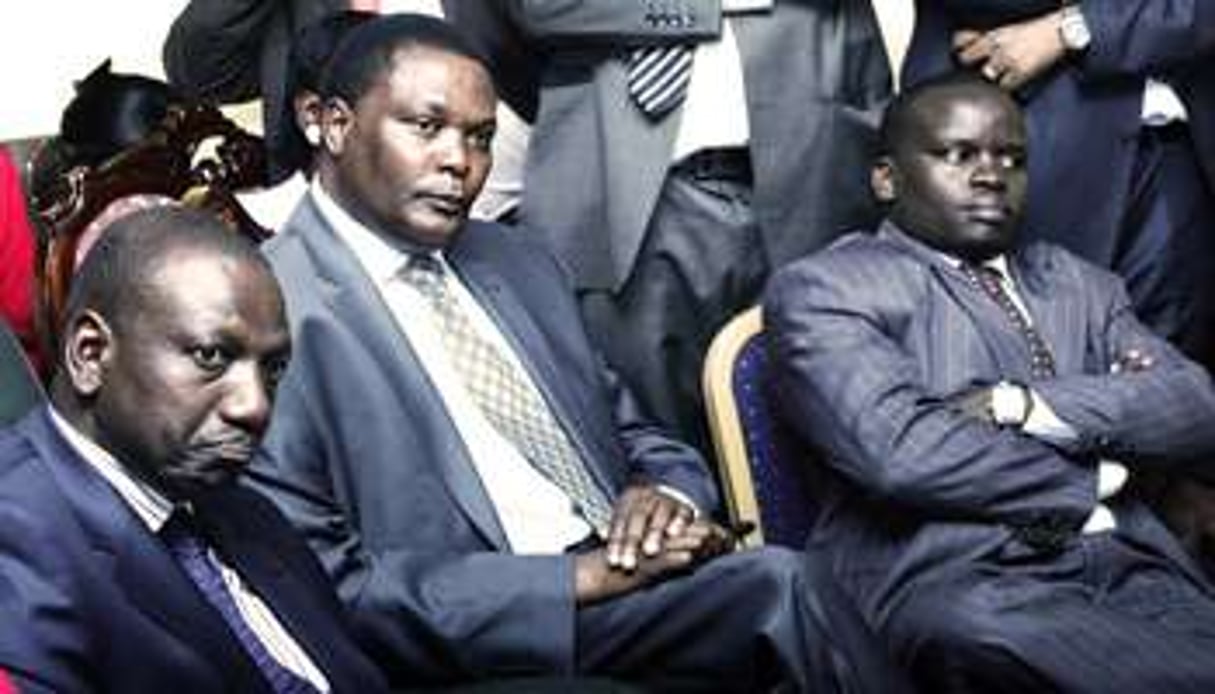 William Ruto (assis à g.) et Joshua arap Sang (bras croisés) apprennent la décision de la CPI.