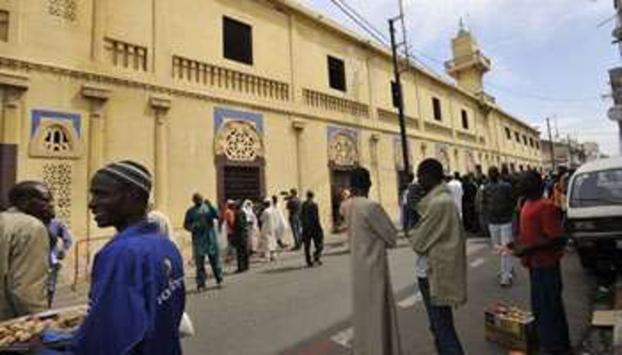 Des badauds à l’extérieur de la grande mosquée de Dakar après un appel de l’opposition. © AFP