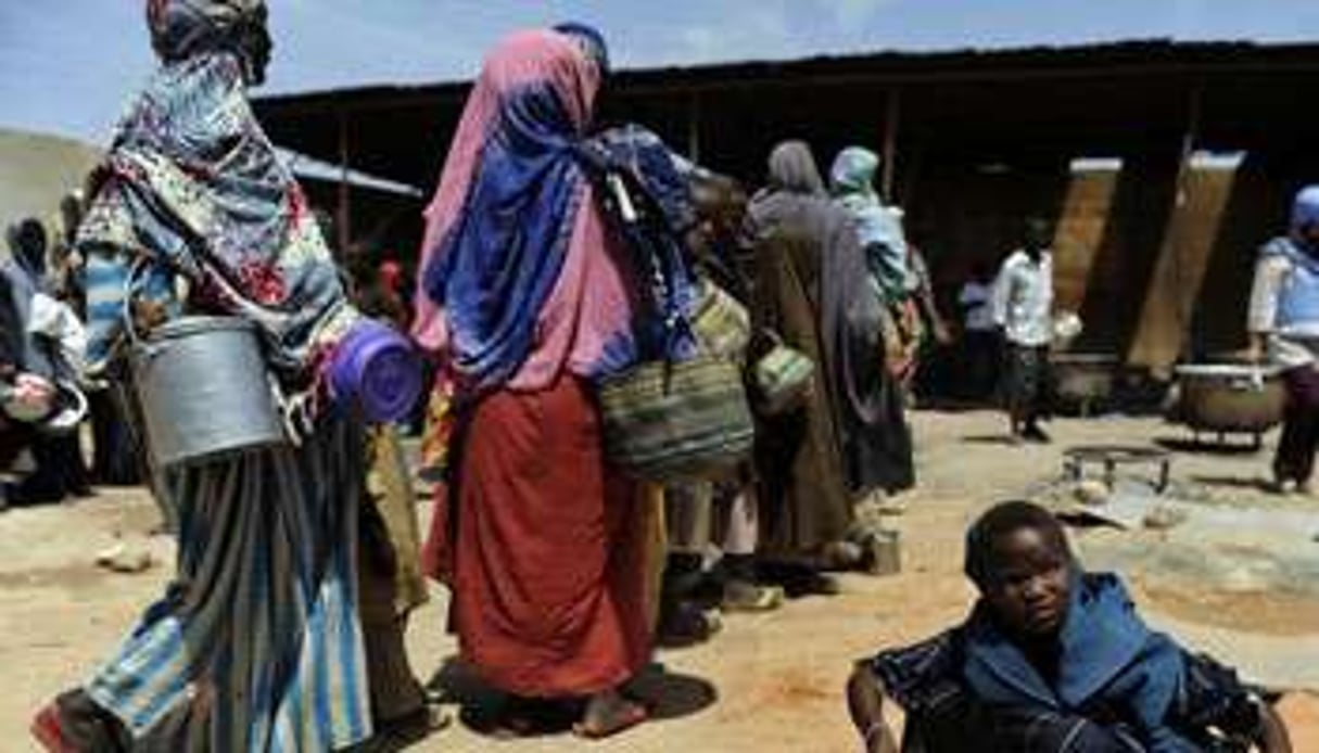Des Somaliennes font la queue pour recevoir une ration de nourriture, le 19 janvier 2012. © AFP
