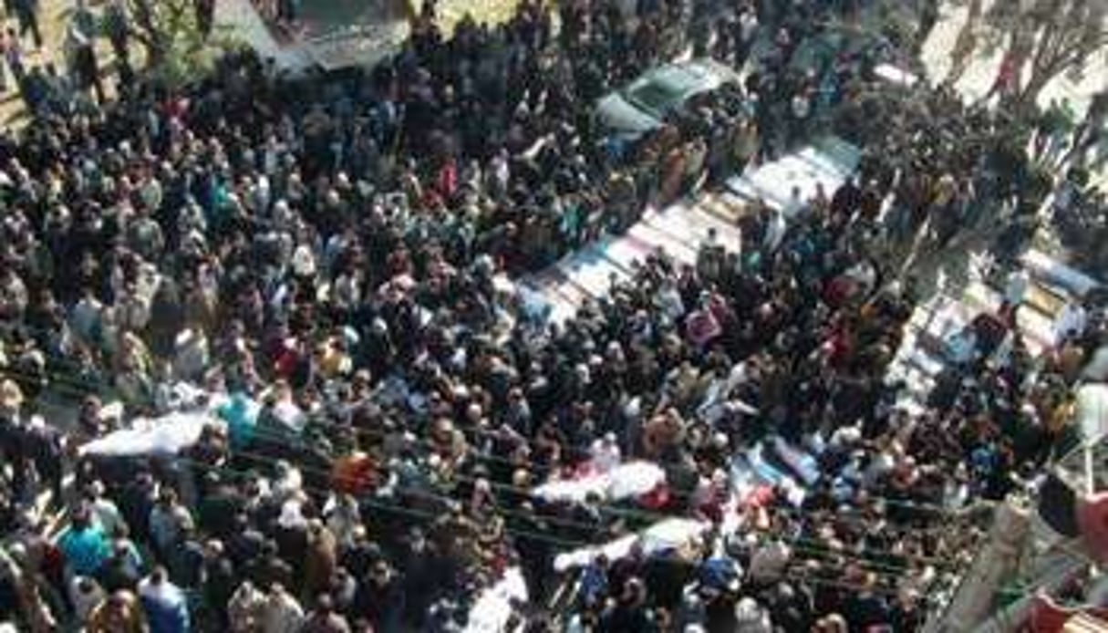 Photo par l’opposition syrienne des funérailles le 4 février 2012 des personnes tuées à Homs. © AFP
