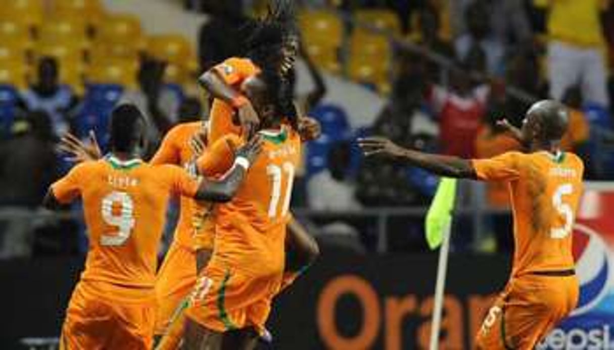 Les Ivoiriens félicitent Gervinho, auteur du but de la victoire en demi-finale de la CAN contre le © AFP