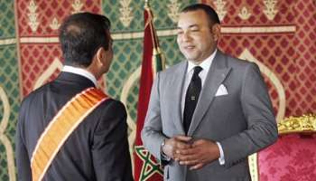 Carlos Ghosn (de dos) et le roi du Maroc Mohammed VI à Tanger, le 1er septembre 2007. © AFP