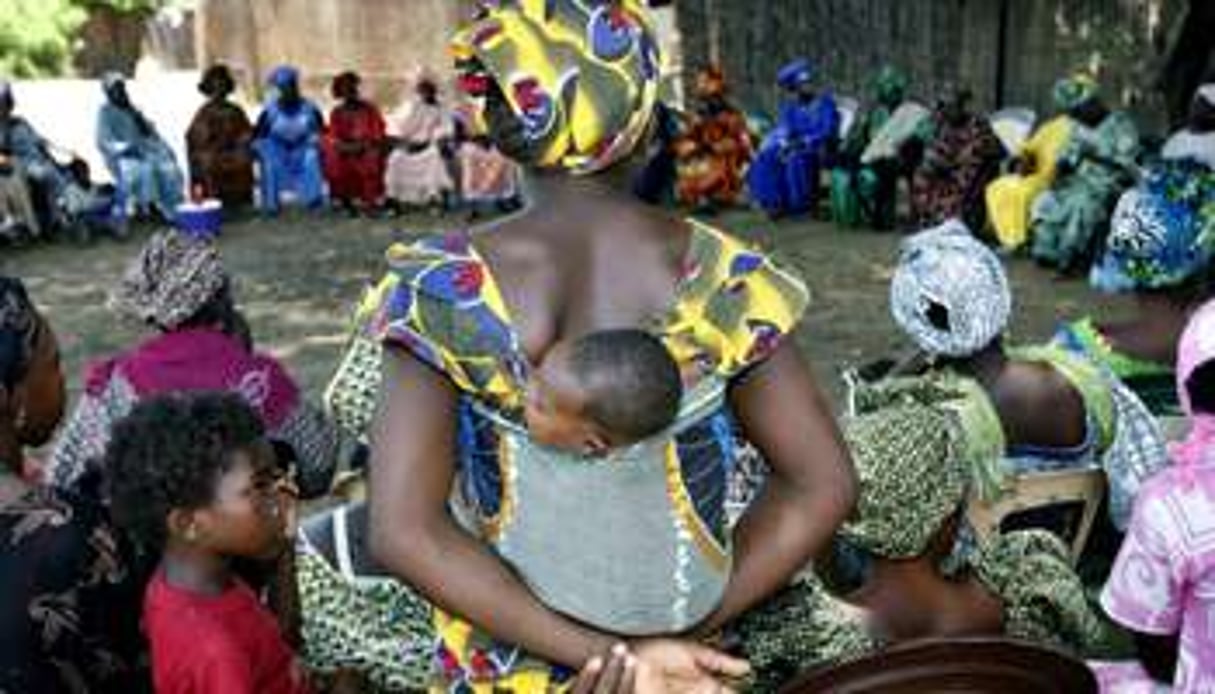 Réunion de femmes luttant contre l’excision au Sénégal. © REUTERS/Finbarr O’Reilly