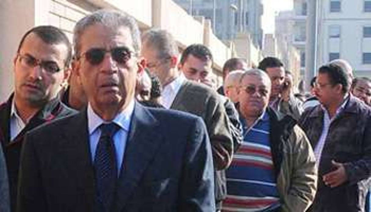 Amr moussa, devant un bureau de vote, le 28 novembre dernier, au Caire. © Hossam Ali/Sipa