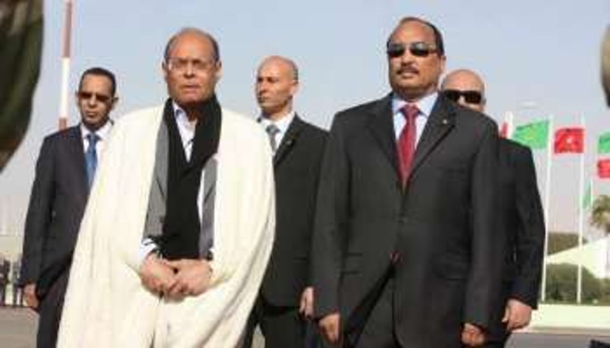 Moncef Marzouki pose avec Mohamed Ould Abdel Aziz, à son arrivée à Nouakchott, le 10 férier 2012 © AFP
