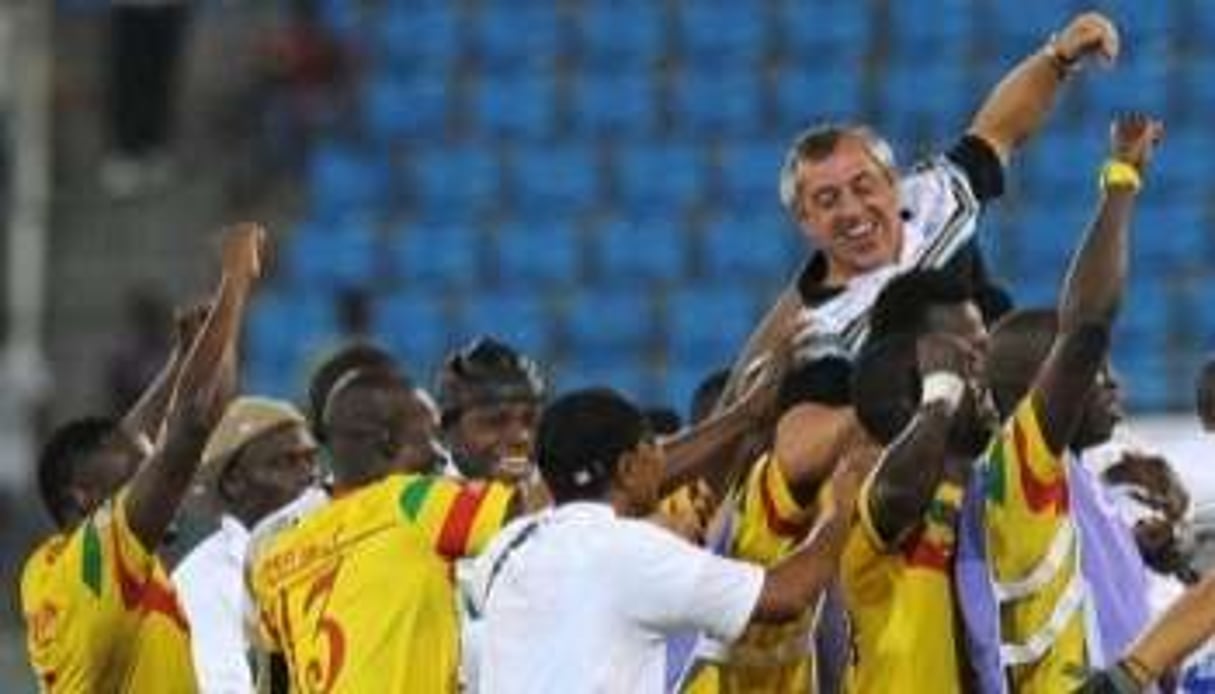 lain Giresse porté en triomphe par ses joueurs le 11 février 2012 à Malabo. © AFP