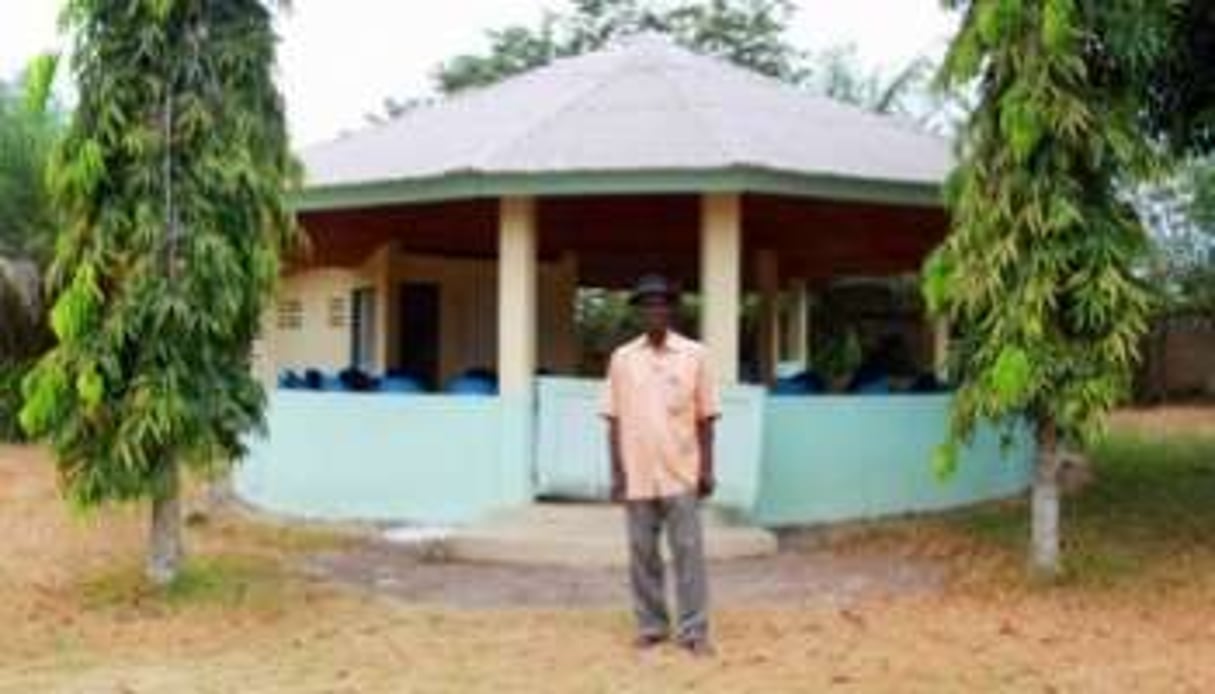 Le chef de Mama, Bertin Ouraga Kouassi, devant sa maison. © Muriel Devey, pour J.A.