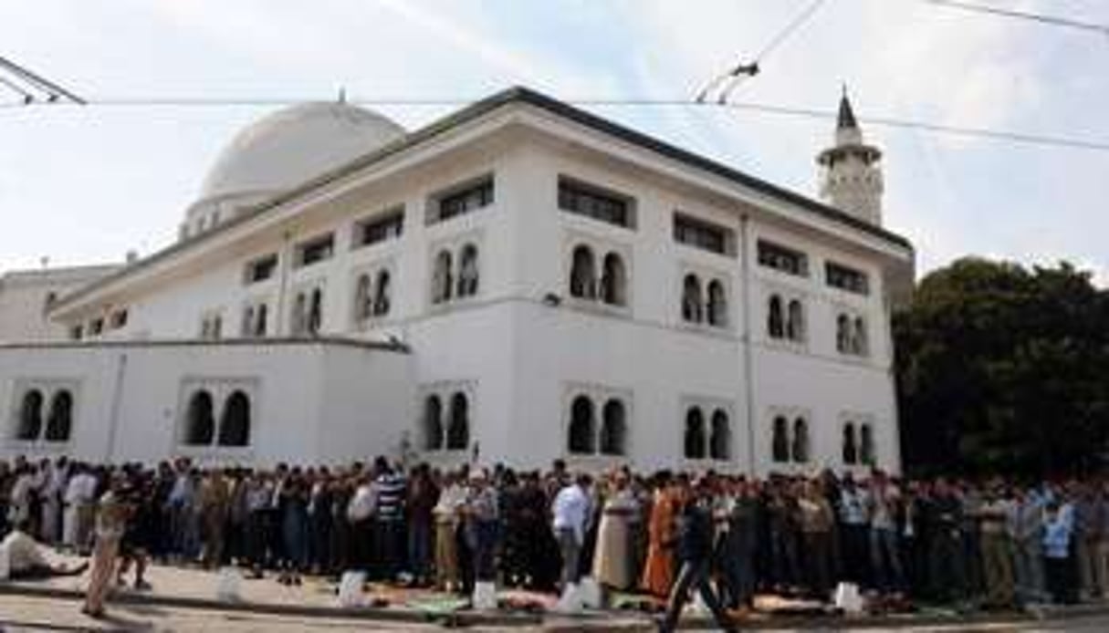 Des fidèles devant une mosquée à Tunis. © AFP